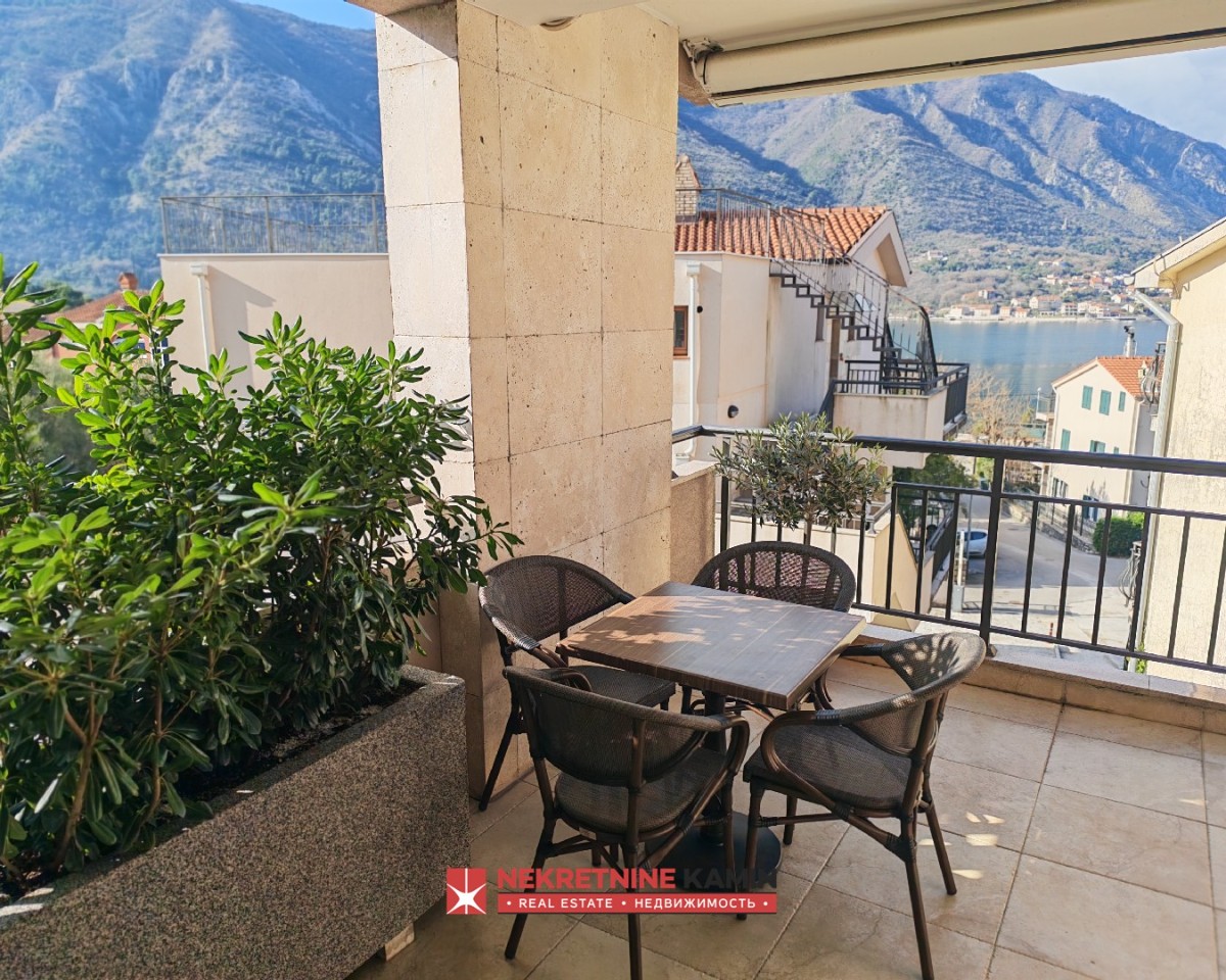 Furnished Three-Bedroom Apartment with Parking, 100 m from the Sea, Dobrota, Kotor
